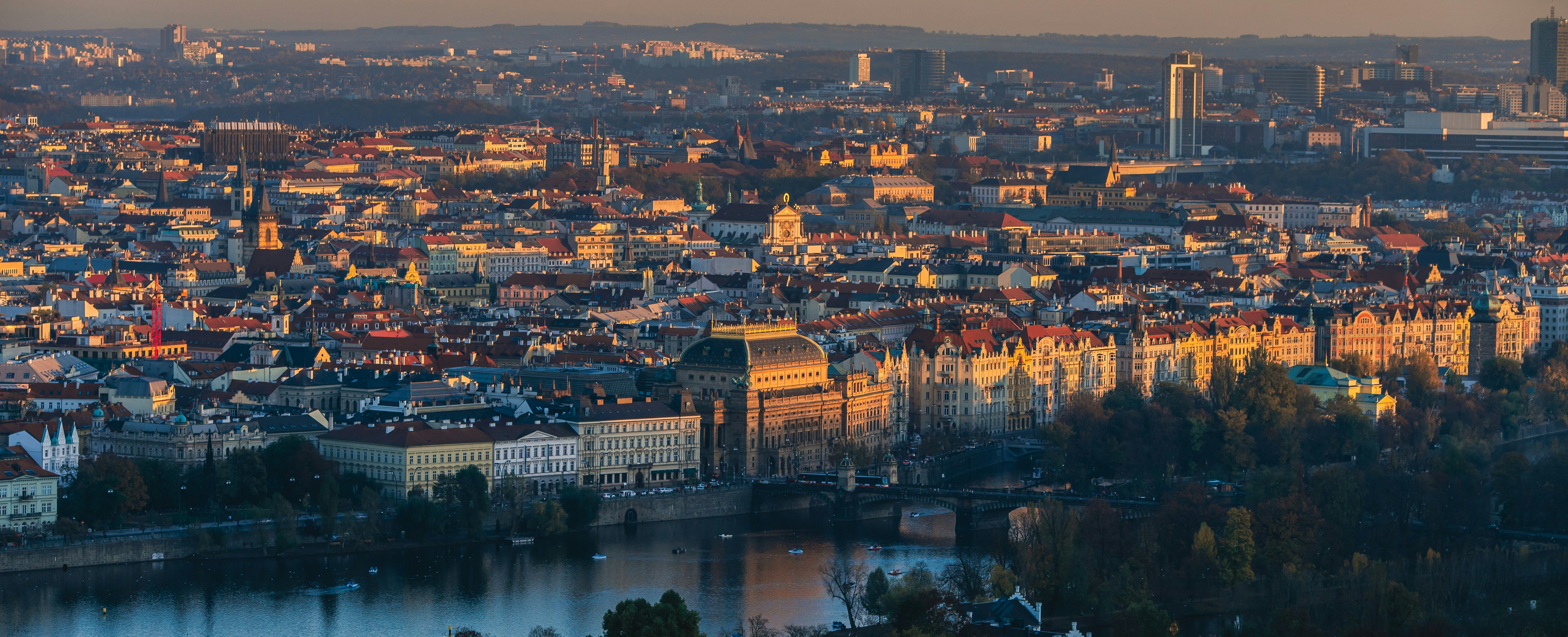 Panorama der Prager Dächer im Abendlicht