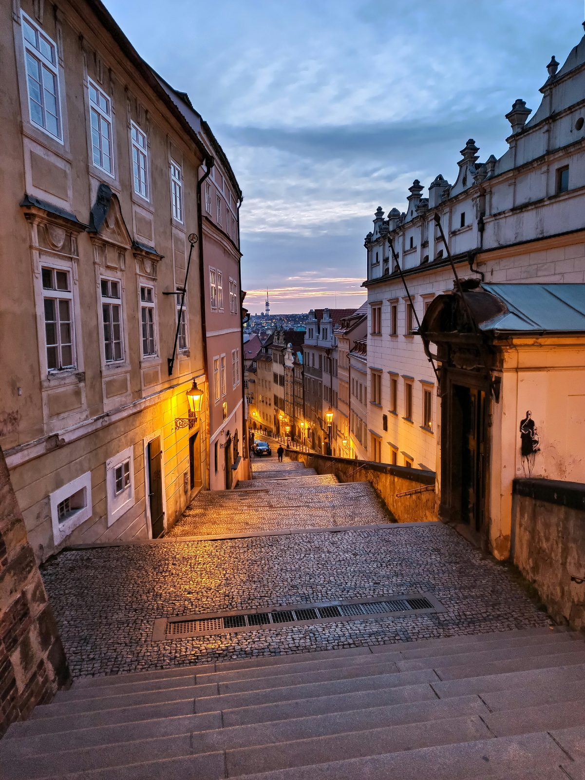 Schlosstreppe zur Prager Burg in der Dämmerung