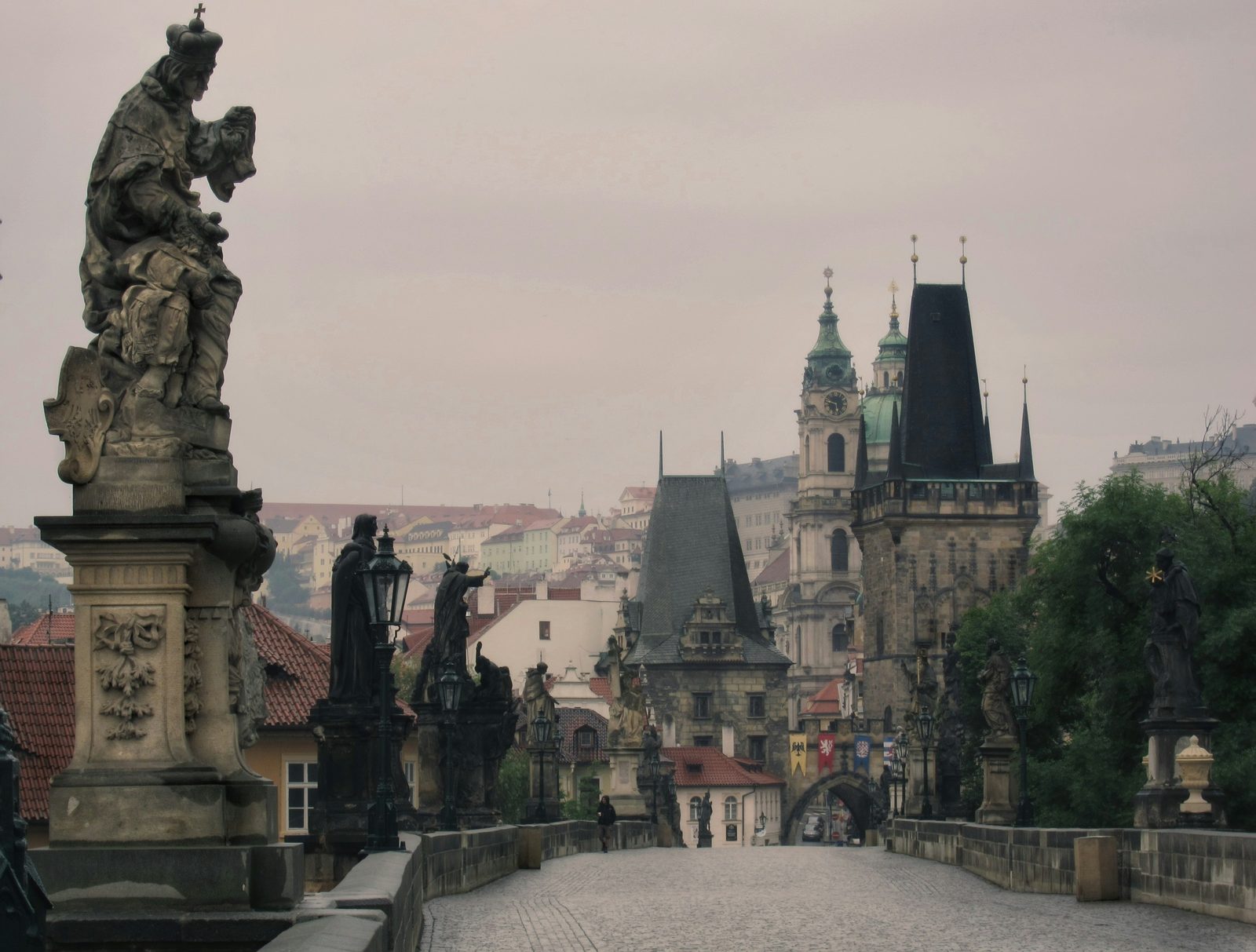 Karlsbrücke mit barocken Statuen
