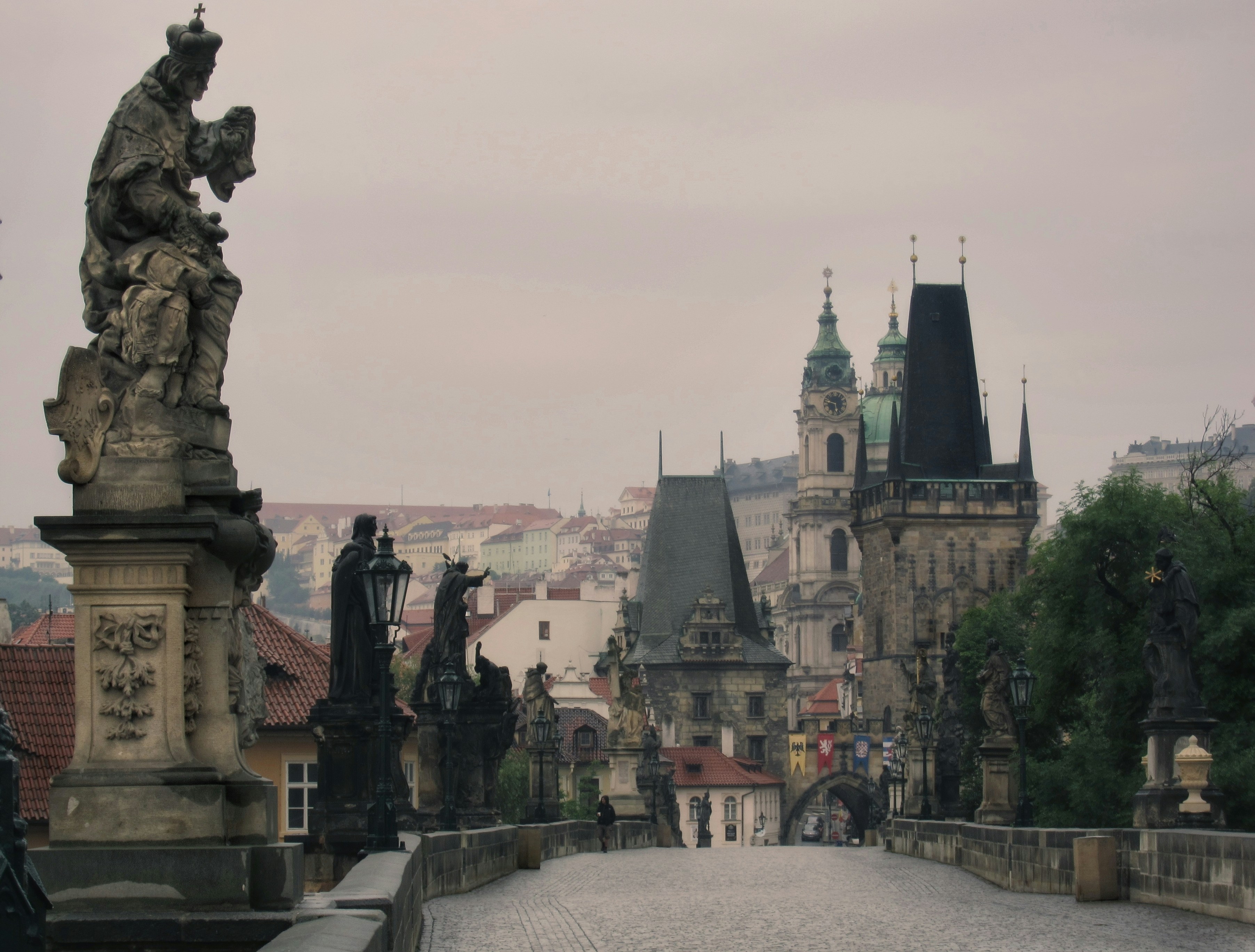 Karlsbrücke mit barocken Statuen