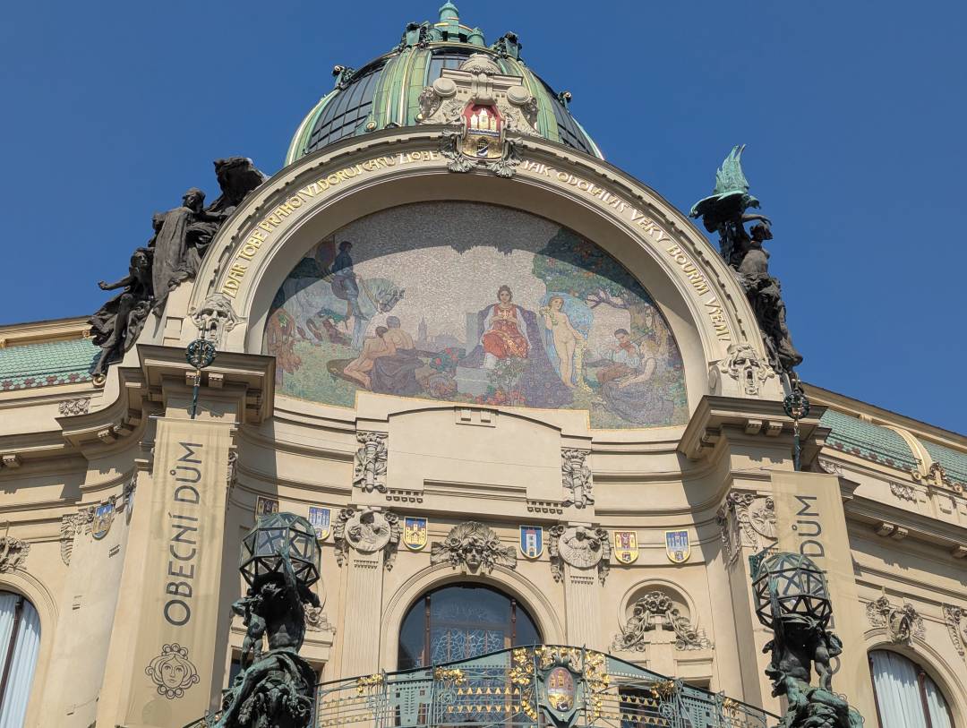 Jugendstilfassade des Prager Gemeindehauses (Obecní dům)